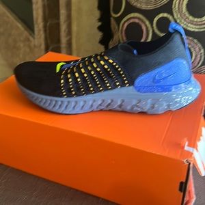 Men Nike React Phantom Run 2
